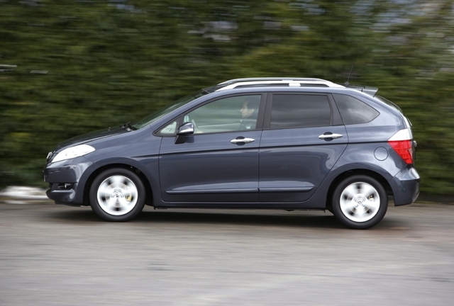 Autoesittely Honda FR-V (2005)