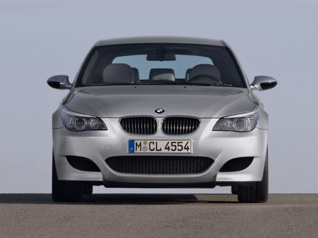 Autoesittely BMW M5 (2008)
