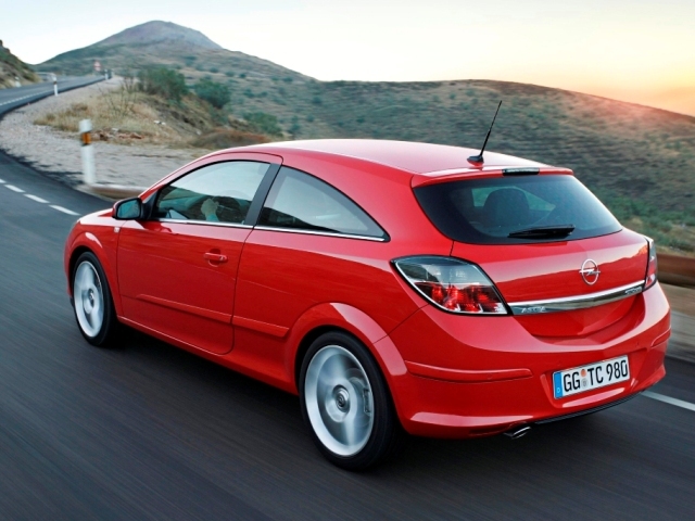 Autoesittely Opel Astra GTC (2008)
