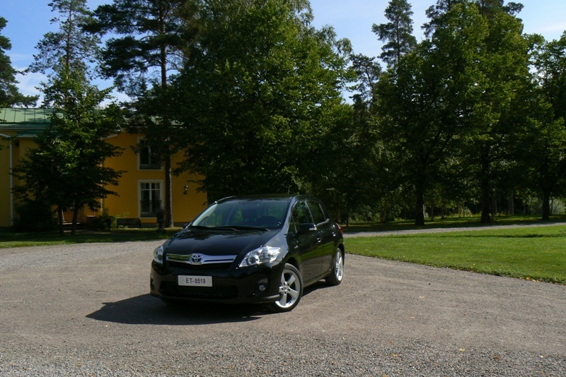 Autoesittely Toyota Auris HSD (2010)