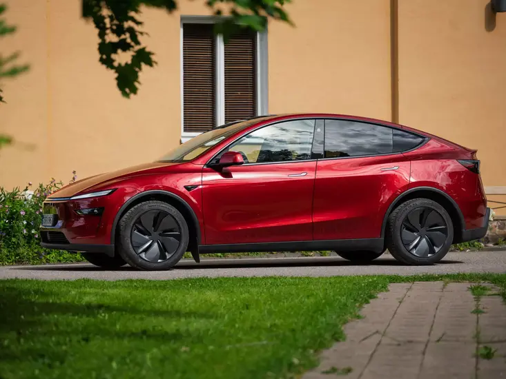 Koeajo: Tesla Model Y RWD tuo mallistoon edullisemman virtapihin perheauton