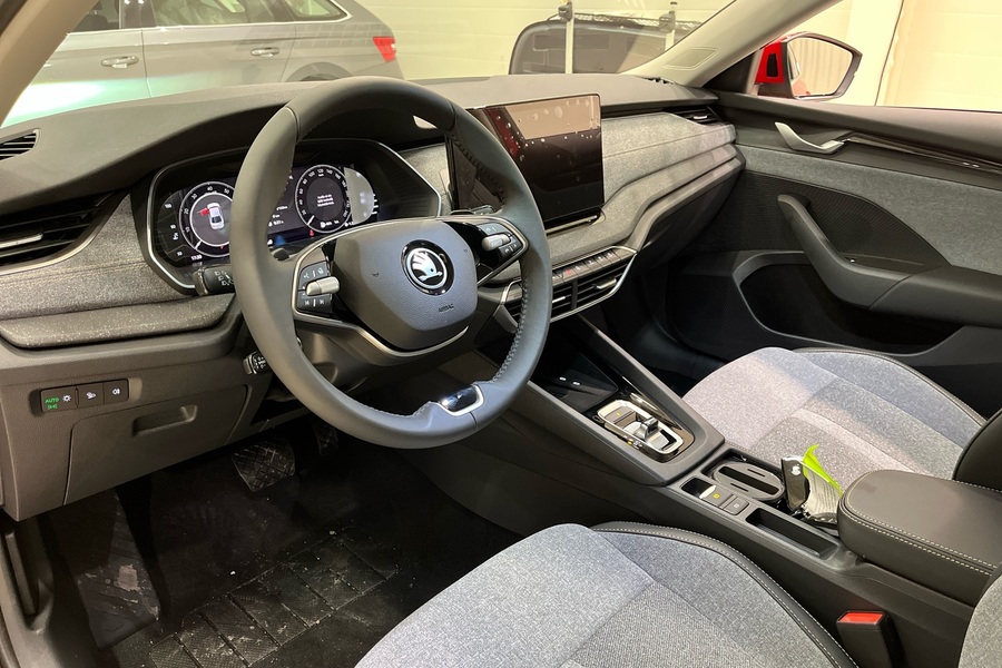1.5 TSI 150 Style eTEC DSG Autom. - Uusi ja ajamaton - Nopeaan toimitukseen / Vetokoukku / Velvet Red Premiumväri / Sähköisesti säädettävät etuistuimet heti ajoon Skoda Octavia