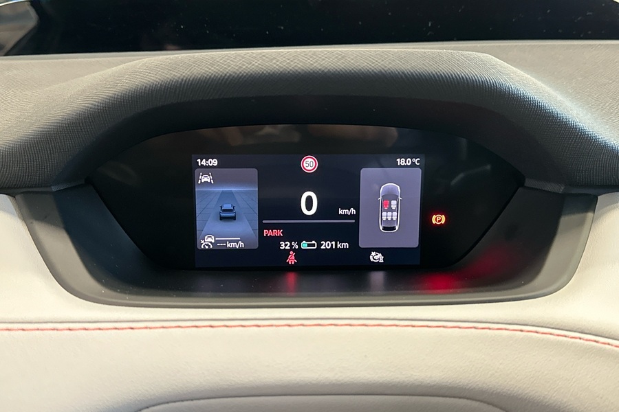 85 Style - ** 360-kamera, HUD-tuulilasinäyttö, koukku ** heti ajoon Skoda Elroq