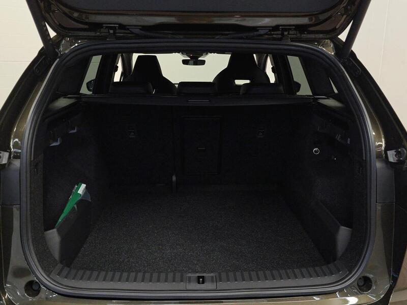 85x 4x4 SportLine - Vetokoukku, sähköisesti esiin taitettava heti ajoon Skoda Enyaq
