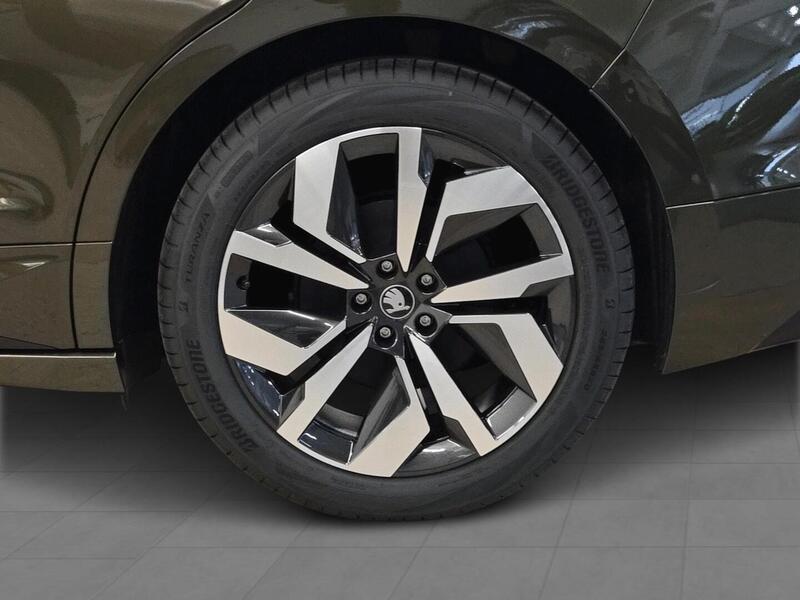 85x 4x4 SportLine - Vetokoukku, sähköisesti esiin taitettava heti ajoon Skoda Enyaq