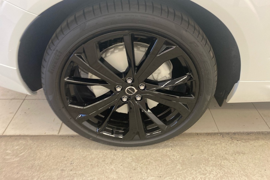 T8 AWD Long Range High Performance Ultra Black Edition heti ajoon Volvo XC60