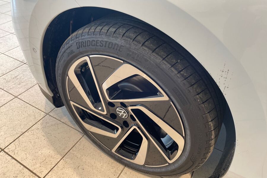 Pro Elegance 75-v Juhlamalli 210 kW, akku 77 kWh | Korko 1,49%+kulut | Mukautuva alustansäätö | heti ajoon Volkswagen ID.7