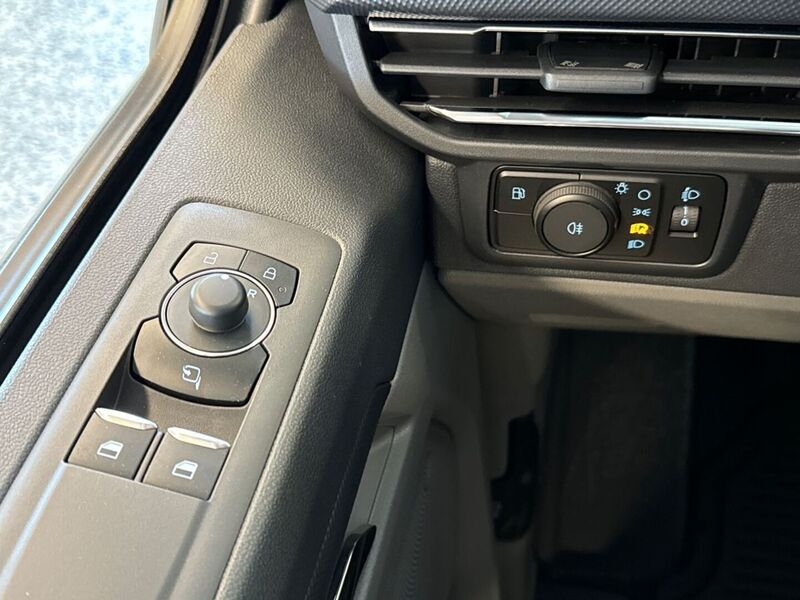 Van 320 PHEV 232 hv eCVT FWD Limited L2H1 - KIINTEÄ 0,99% KORKO + KULUT - heti ajoon Ford Transit Custom