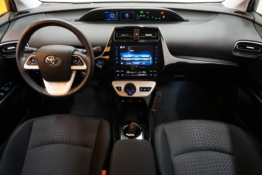 Toyota Prius PHEV vaihtoauto