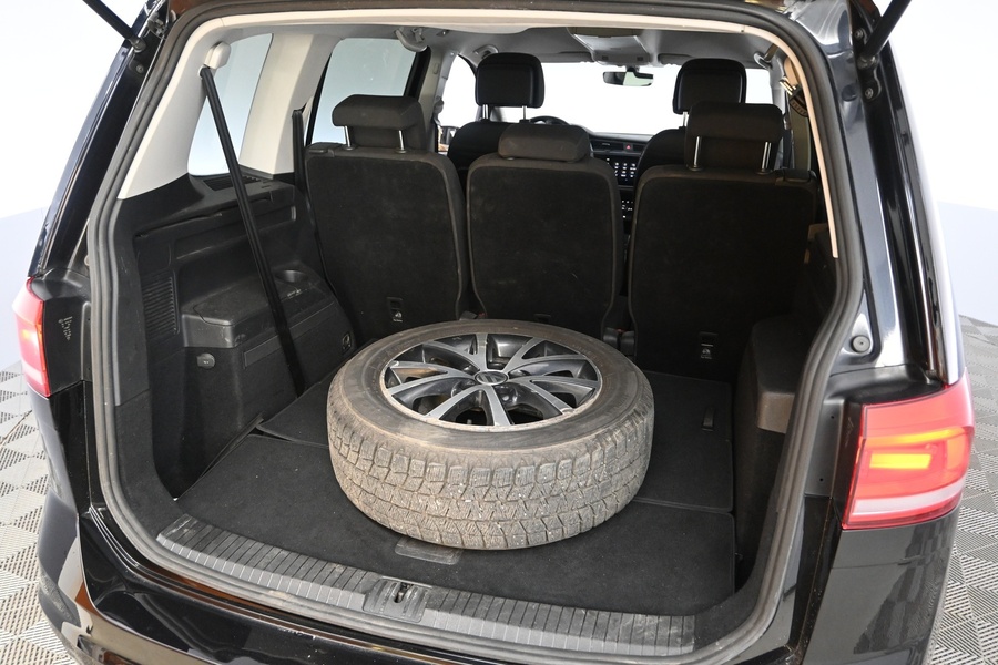 Volkswagen Touran vaihtoauto