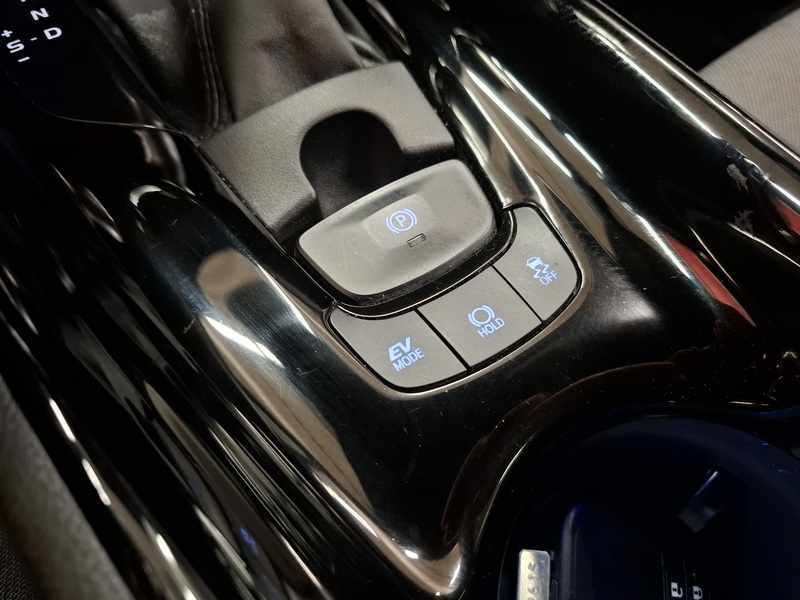 Toyota C-HR vaihtoauto