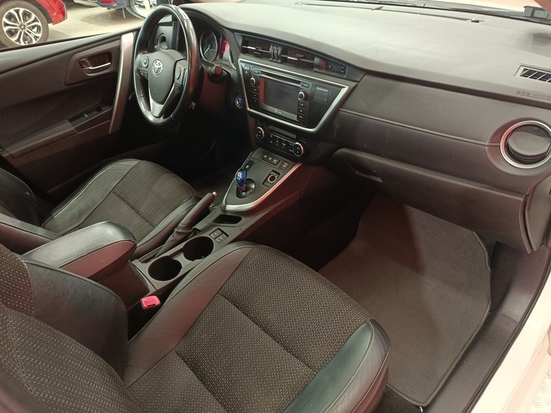 Toyota Auris vaihtoauto