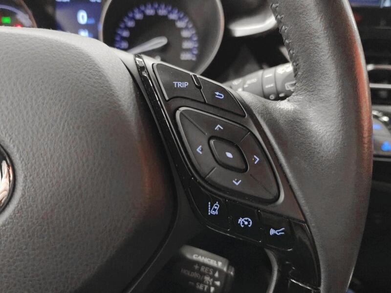 Toyota C-HR vaihtoauto