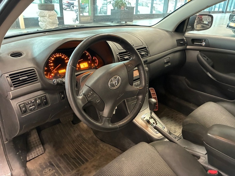 Toyota Avensis vaihtoauto