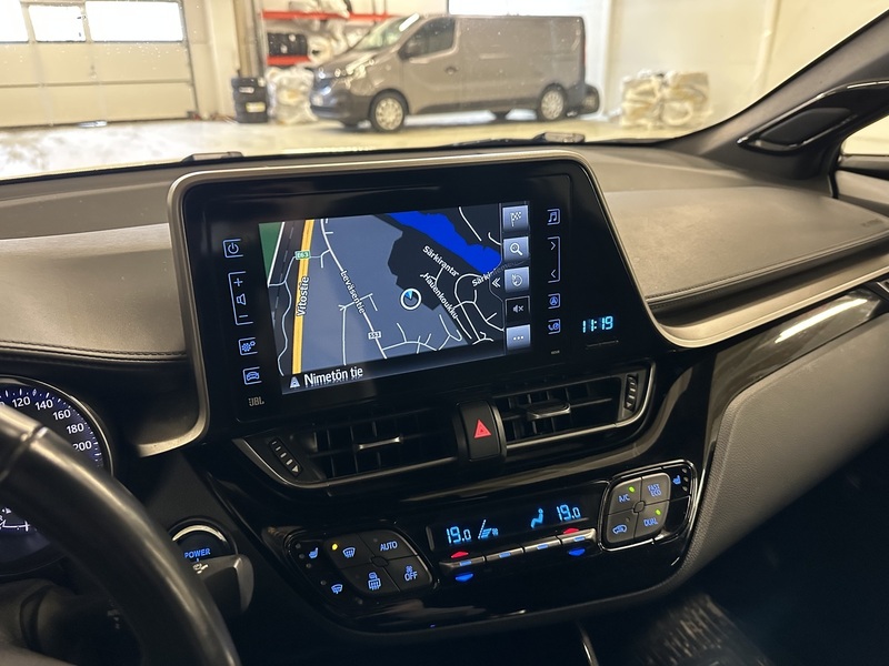 Toyota C-HR vaihtoauto