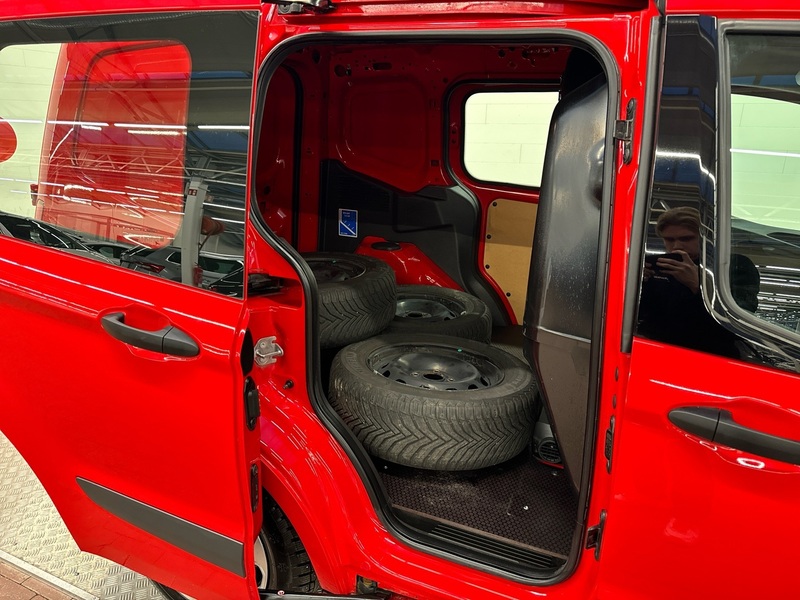 Ford Transit Courier vaihtoauto