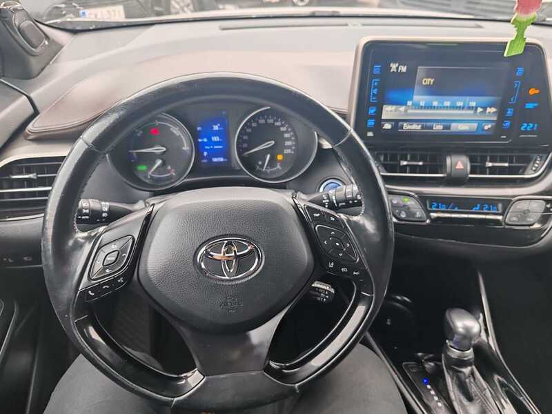 Toyota C-HR vaihtoauto