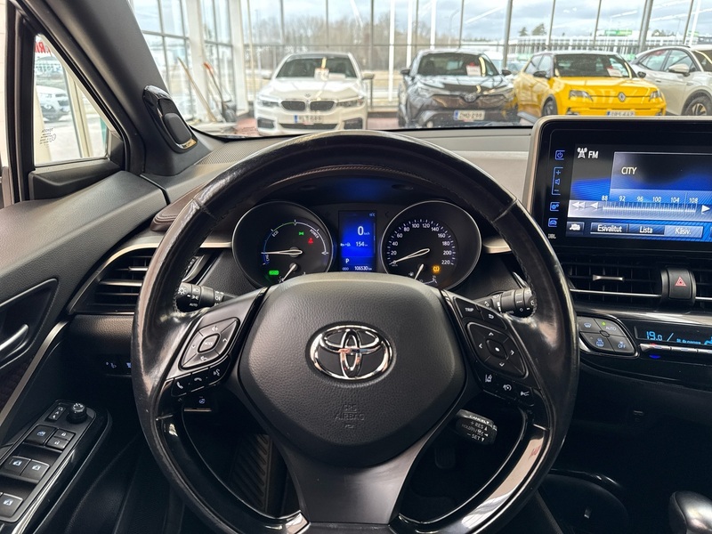 Toyota C-HR vaihtoauto