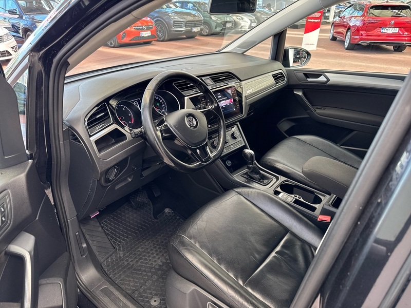 Volkswagen Touran vaihtoauto