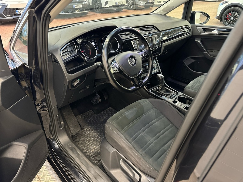 Volkswagen Touran vaihtoauto