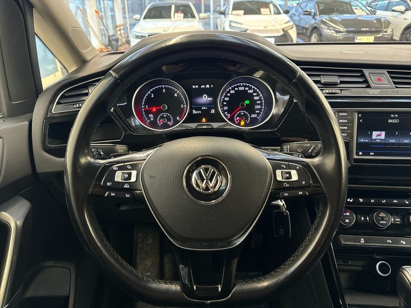 Volkswagen Touran vaihtoauto