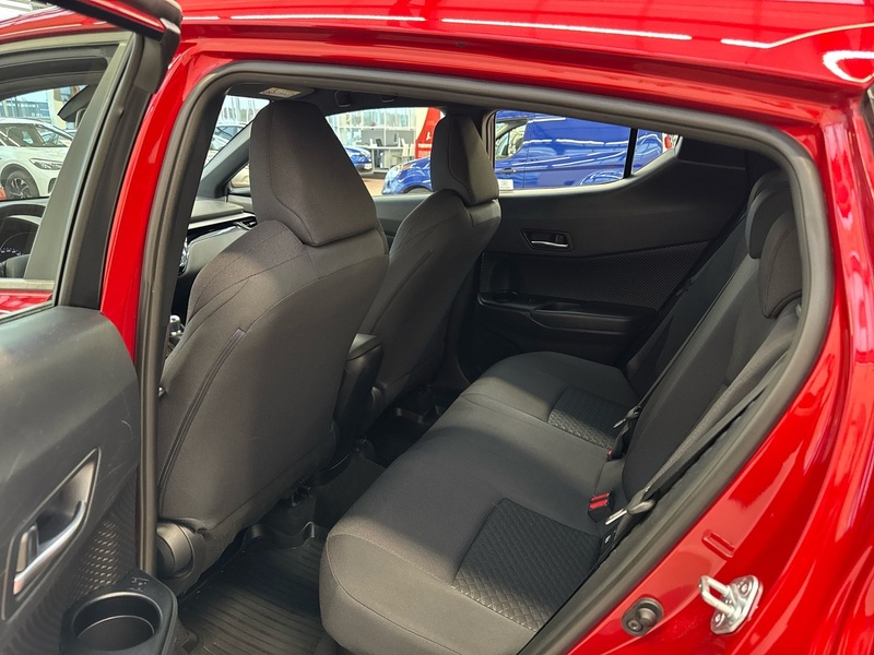 Toyota C-HR vaihtoauto