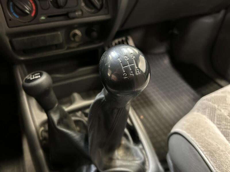 Mazda B2500 vaihtoauto