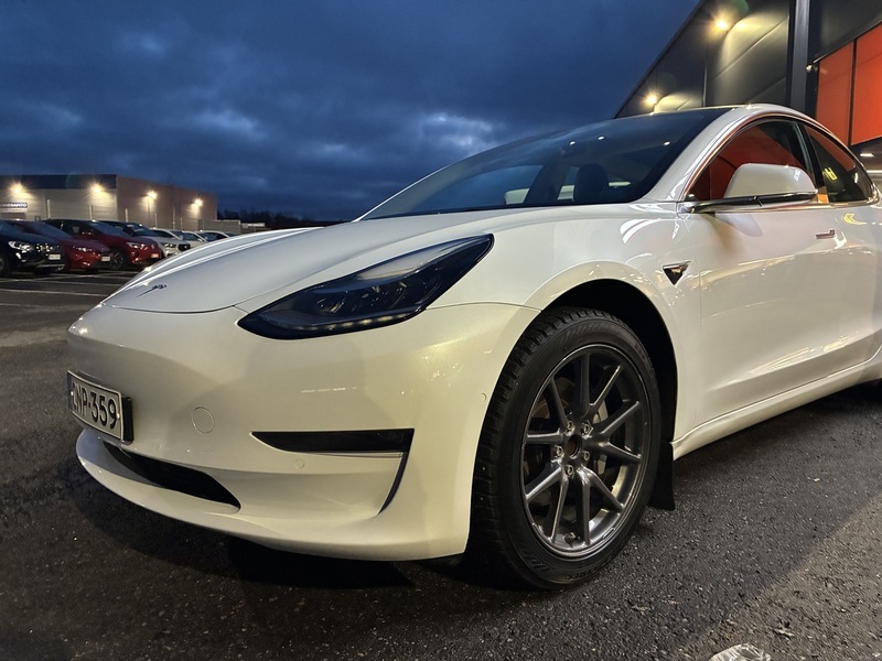Tesla Model 3 vaihtoauto
