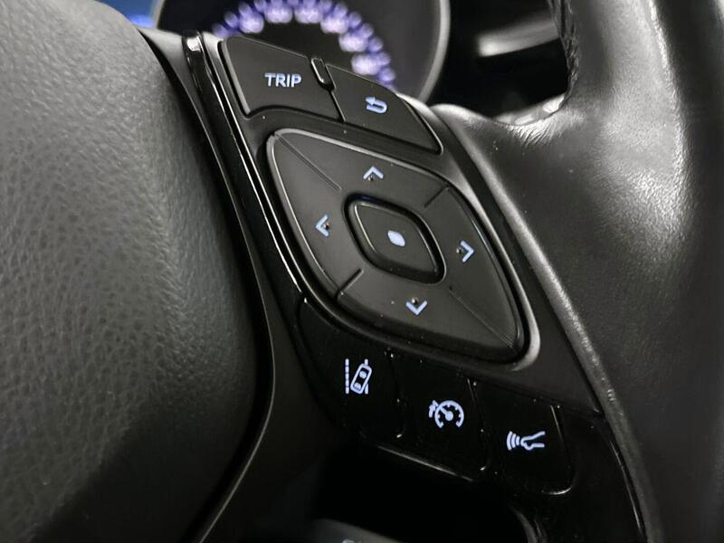 Toyota C-HR vaihtoauto