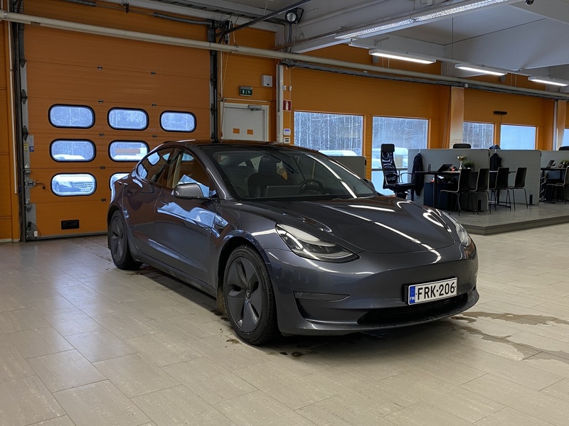 Tesla Model 3 vaihtoauto