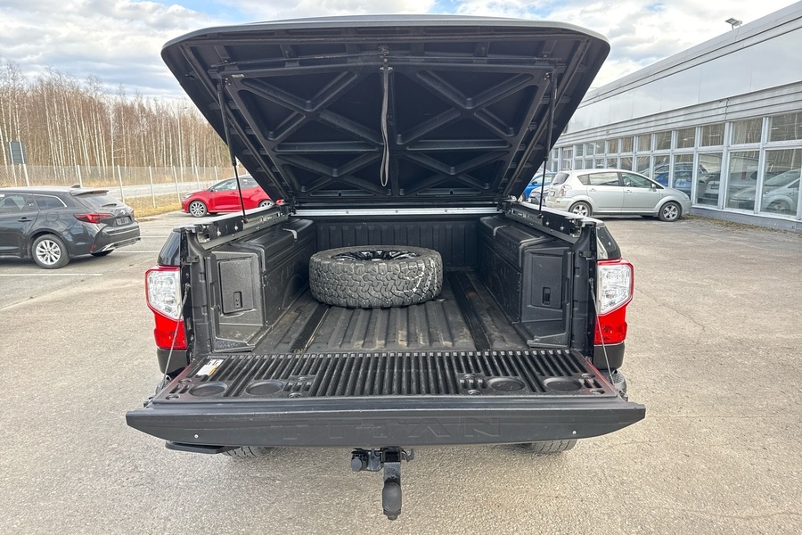 Nissan Titan vaihtoauto