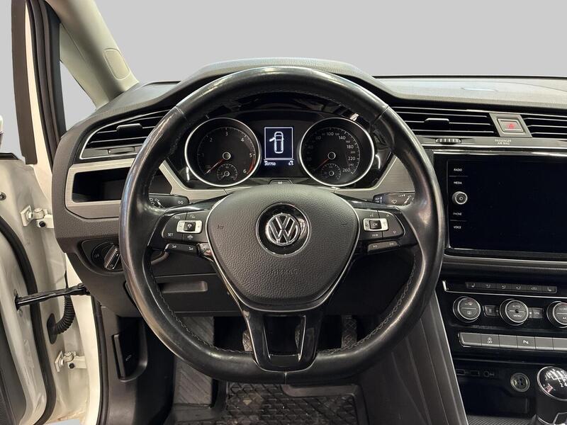 Volkswagen Touran vaihtoauto