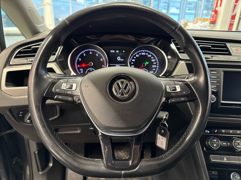 Volkswagen Touran vaihtoauto