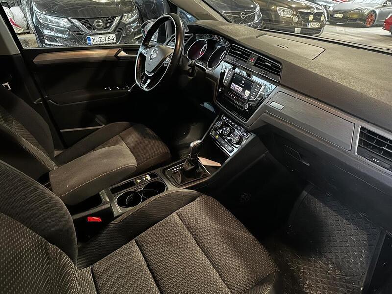 Volkswagen Touran vaihtoauto