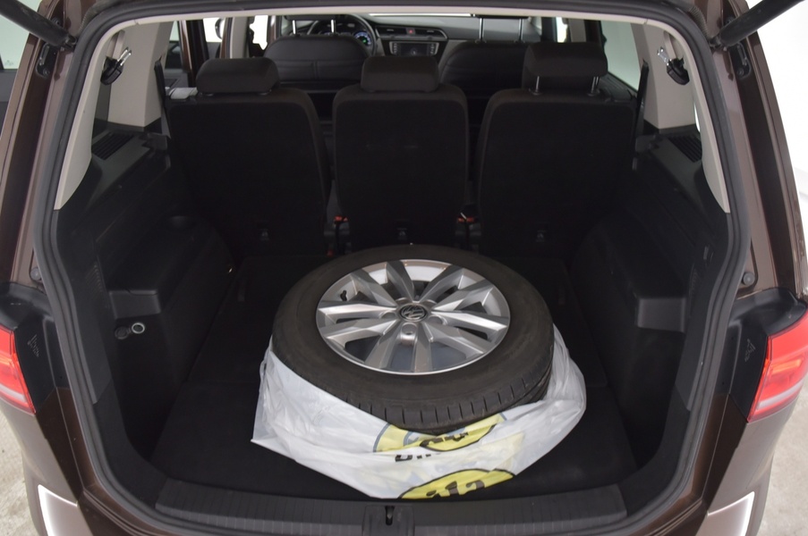 Volkswagen Touran vaihtoauto