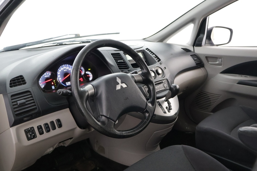 Mitsubishi Grandis vaihtoauto
