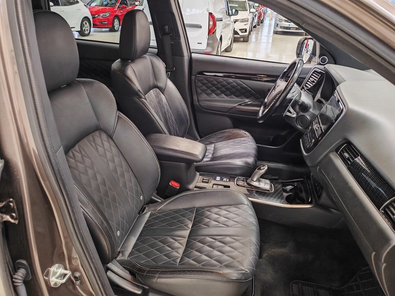 Mitsubishi Outlander PHEV vaihtoauto