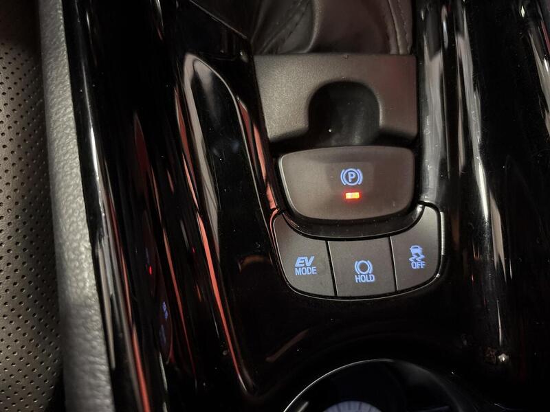 Toyota C-HR vaihtoauto