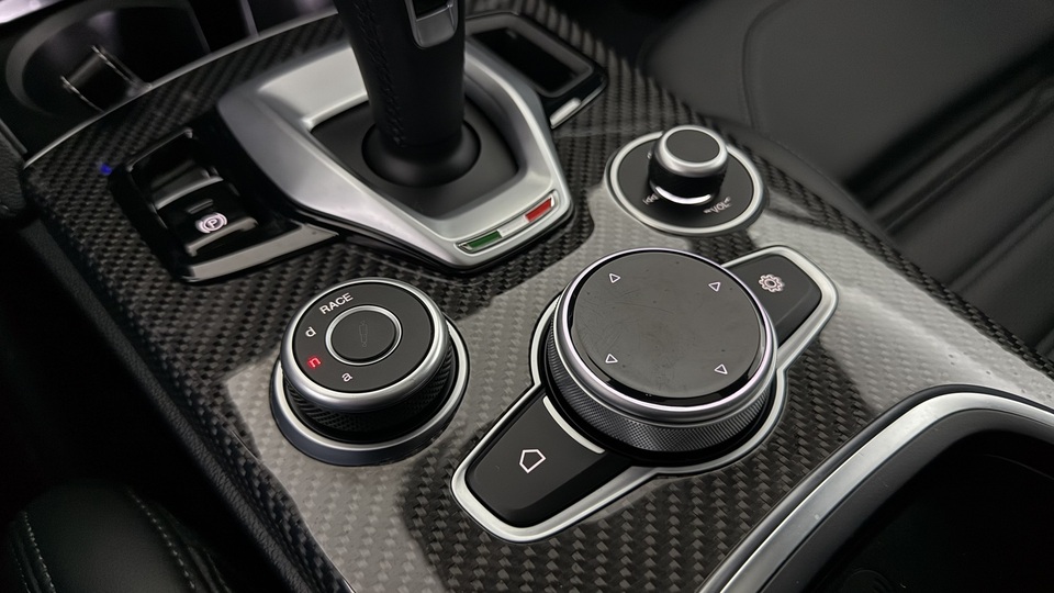 Alfa Romeo Stelvio vaihtoauto