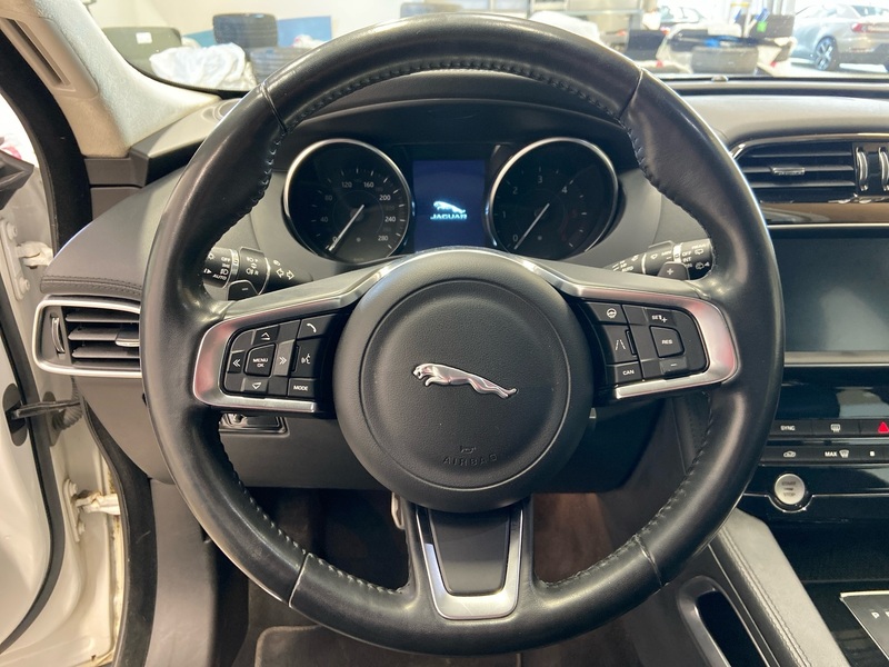 Jaguar F-PACE vaihtoauto