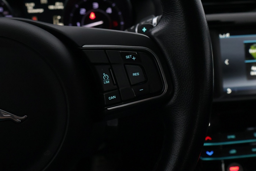 Jaguar XE vaihtoauto