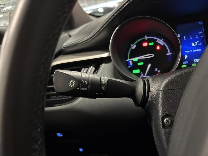 Toyota C-HR vaihtoauto