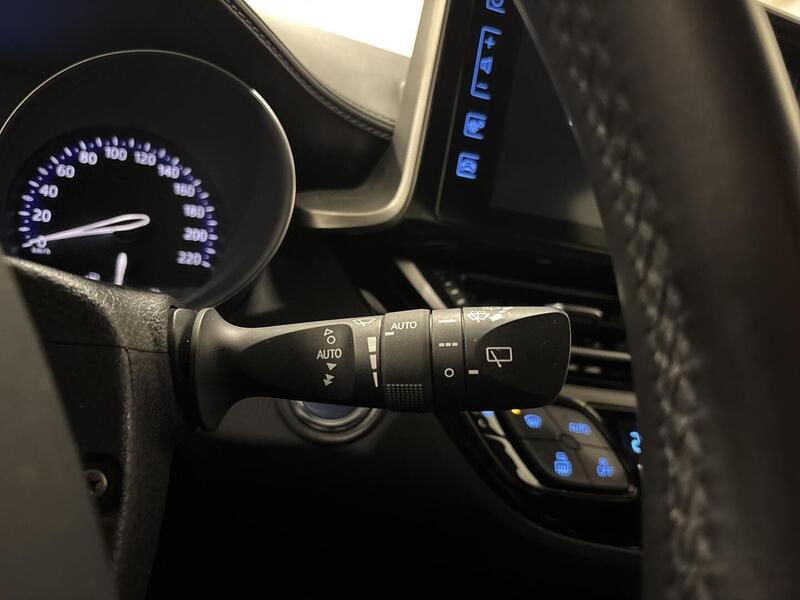 Toyota C-HR vaihtoauto