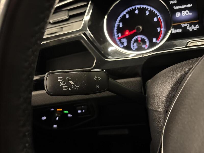 Volkswagen Touran vaihtoauto