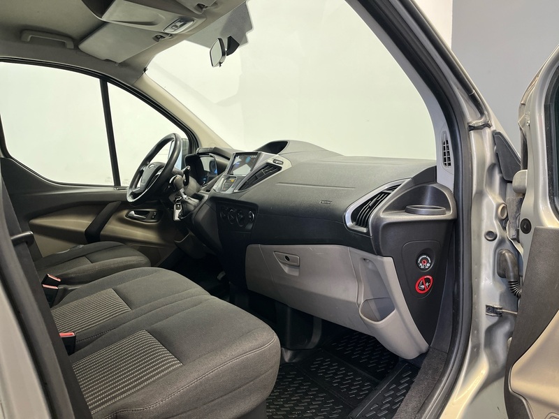 Ford Tourneo Custom vaihtoauto