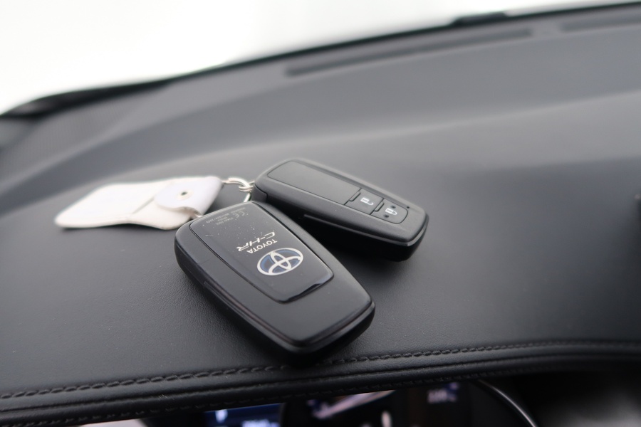 Toyota C-HR vaihtoauto