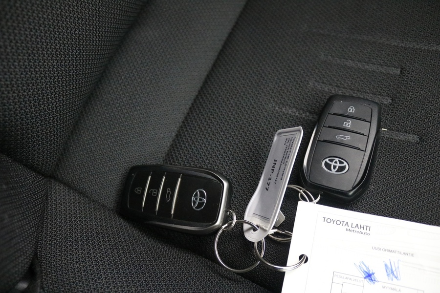 Toyota C-HR vaihtoauto