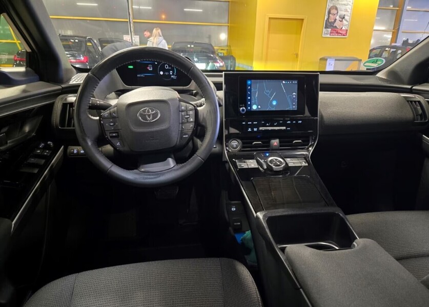 Toyota bZ4X vaihtoauto