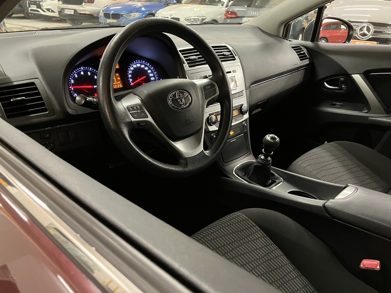 Toyota Avensis vaihtoauto