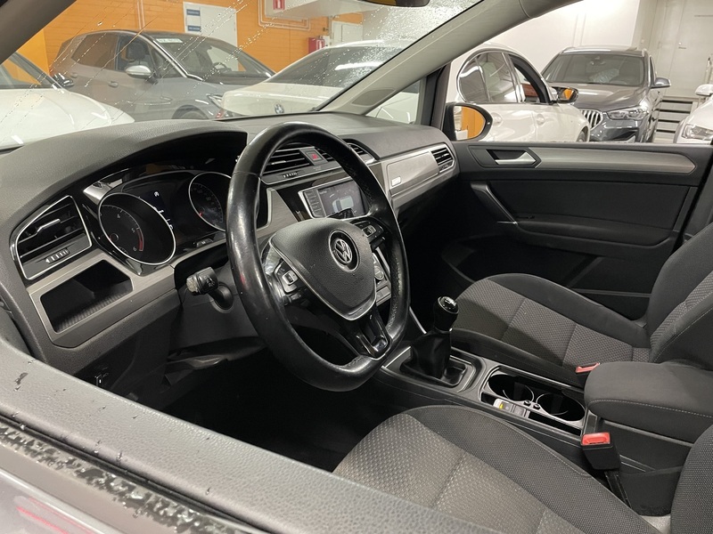 Volkswagen Touran vaihtoauto